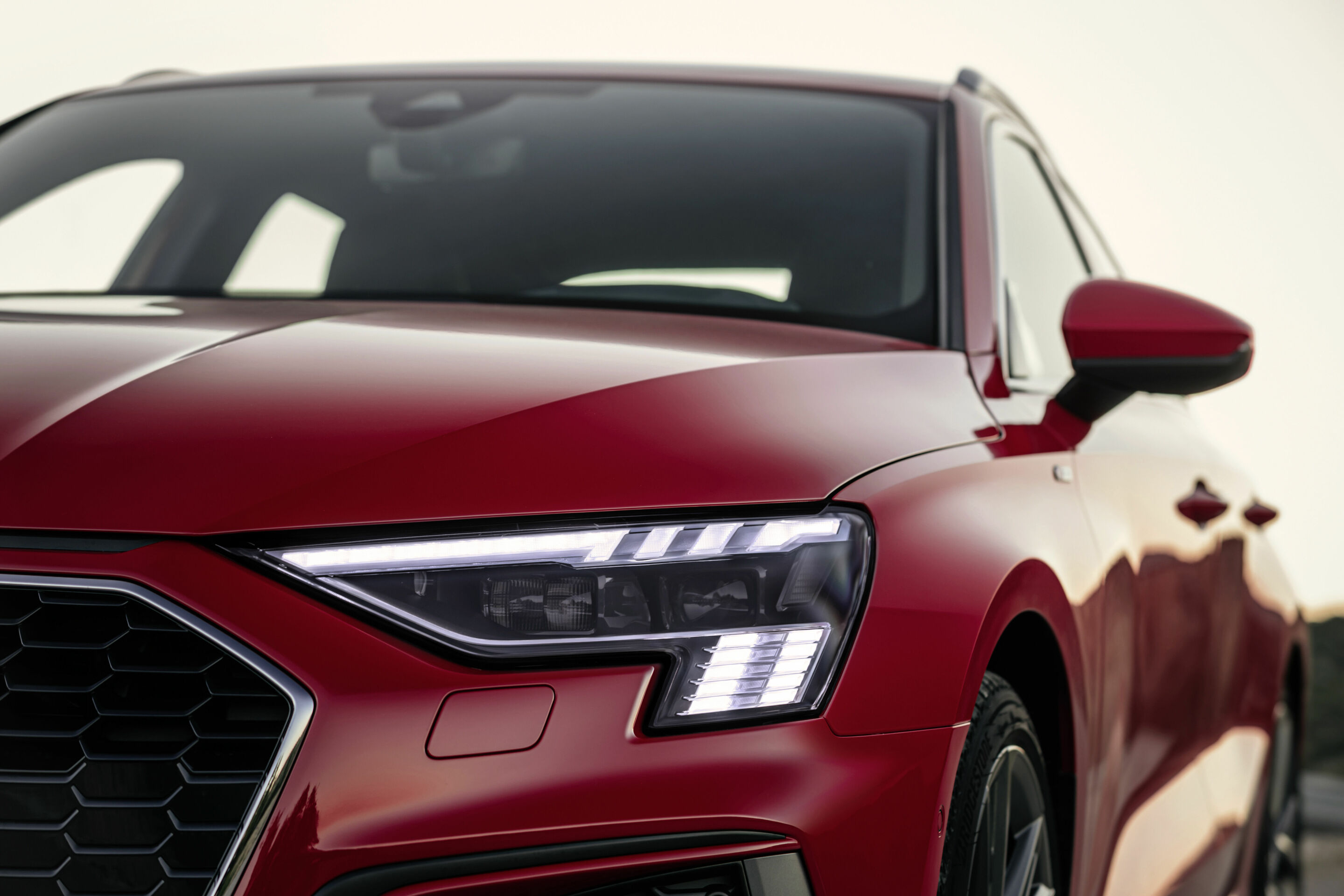 Audi A3 Sportback - Audi A3 Sportback mit Matrix LED-Scheinwerfer und digitalem Tagfahrlicht. Standaufnahme, Farbe: Tangorot