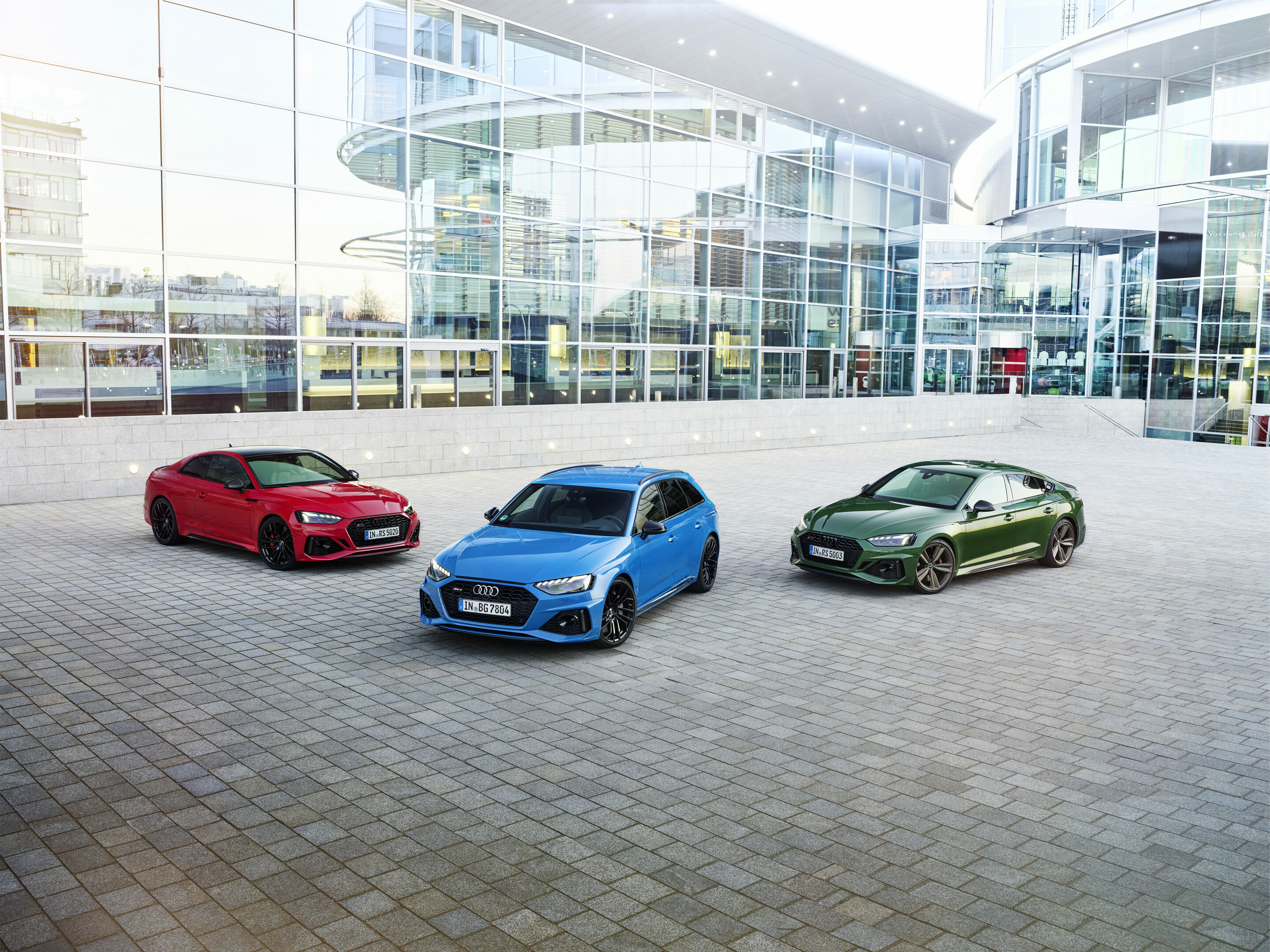 Audi RS models - Audi RS 5 Coupé, Colour: tango red
Audi RS 4 Avant, Colour: Turbo blue
Audi RS 5 Sportback, Colour: Sonoma green
