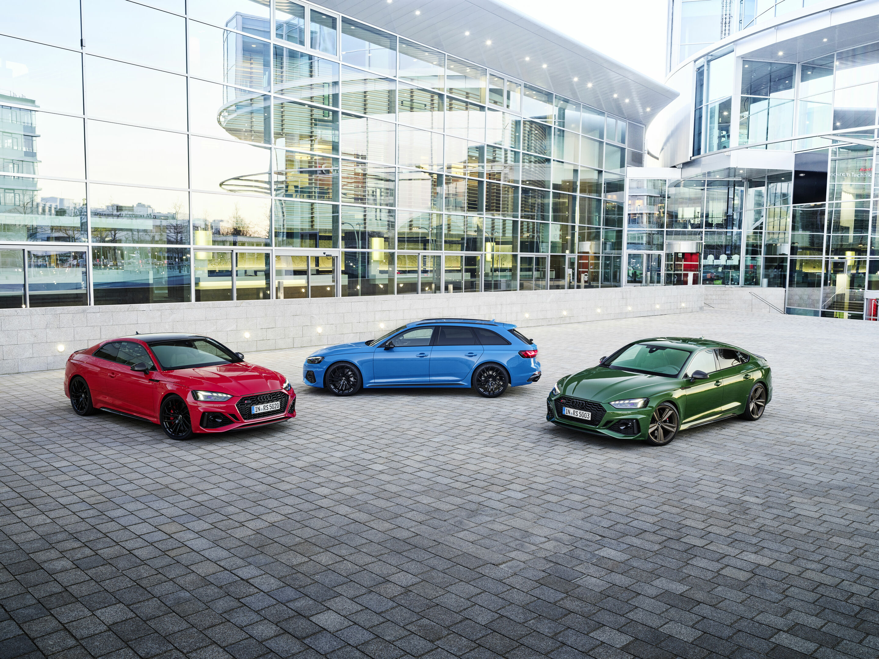 Audi RS models - Audi RS 5 Coupé, Colour: tango red
Audi RS 4 Avant, Colour: Turbo blue
Audi RS 5 Sportback, Colour: Sonoma green
