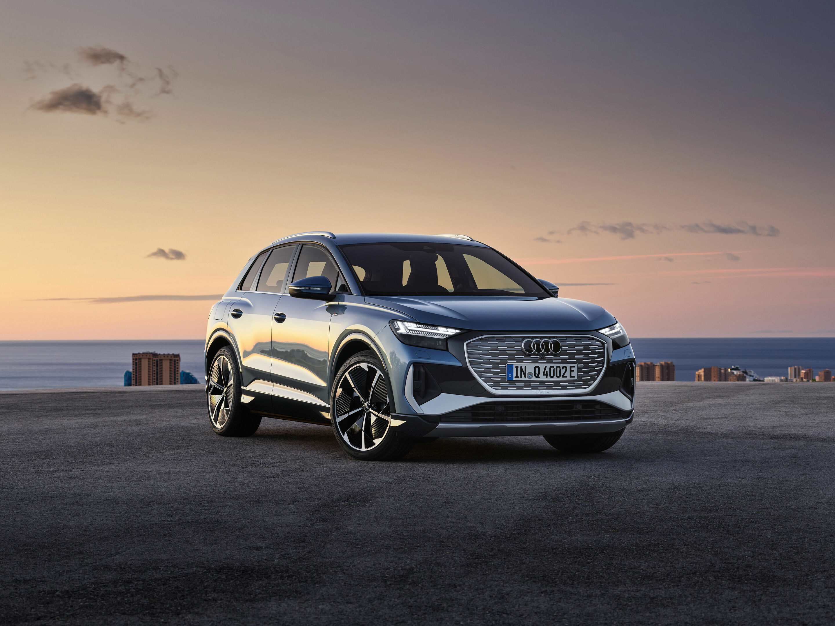 Audi Q4 50 e-tron quattro - Standaufnahme, Farbe: Geysirblau